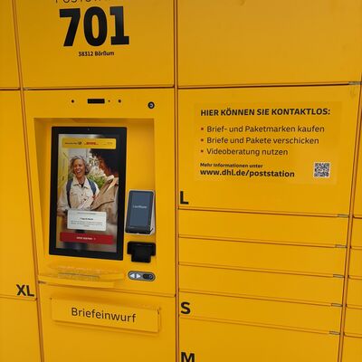 Bild vergr&ouml;&szlig;ern: Die Poststation in B�r�um mit einem integrierten Briefkasten und unterschiedlich gro�en Postf�chern