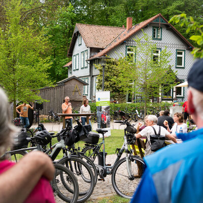 Bild vergr&ouml;&szlig;ern: Sternfahrt: 100 Radfahrerinnen und Radfahrer trafen sich zum Stadtradeln-Auftakt an der Assewirtschaft Wittmar.
