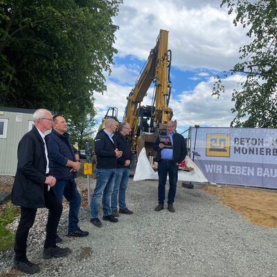 Bild vergr&ouml;&szlig;ern: Er�ffnungsrede zum Spatenstich zum Gewerbegebiet in Klein Fl�the