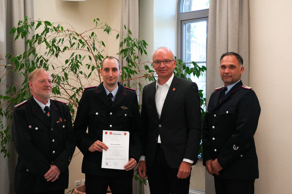 Bild vergr&ouml;&szlig;ern: Wechsel an der Spitze der Ortsfeuerwehr Ohrum - Klaus Kammerl �bergibt das Amt an Jan Schr�der